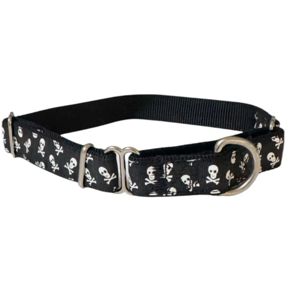 Black skull and crossbones print adjustable dog collar 22” size L/XL